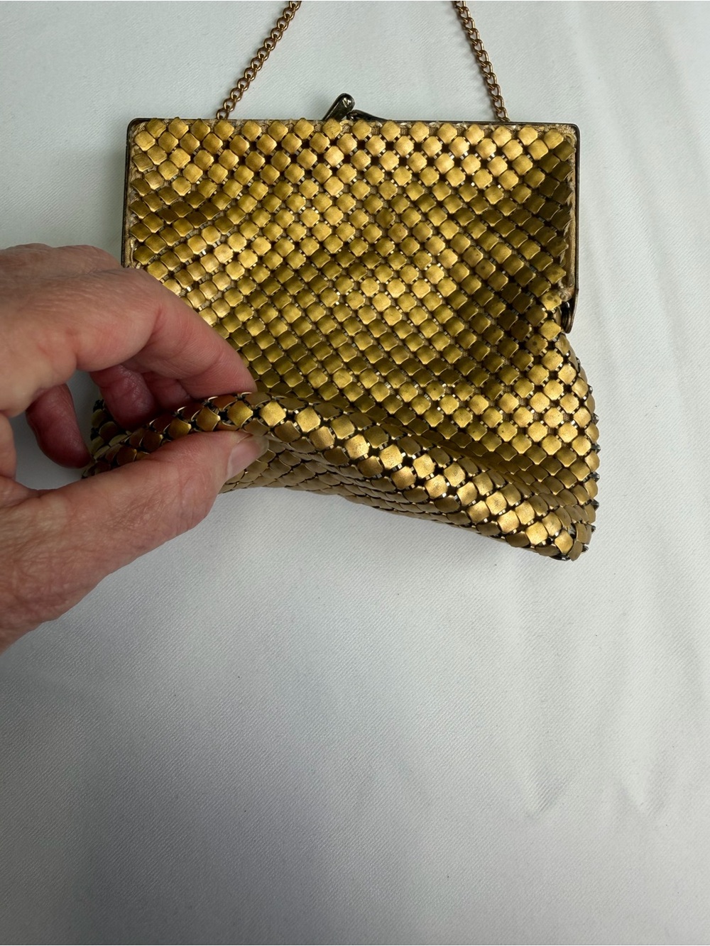 Vintage Beauty - Gold Chainmail Tiny and Elegant Evening Bag - excellent vintage - Picture 9 of 16